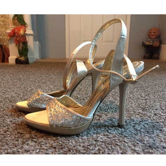 Size 7 cream/gold heels - Picture 3 of 4